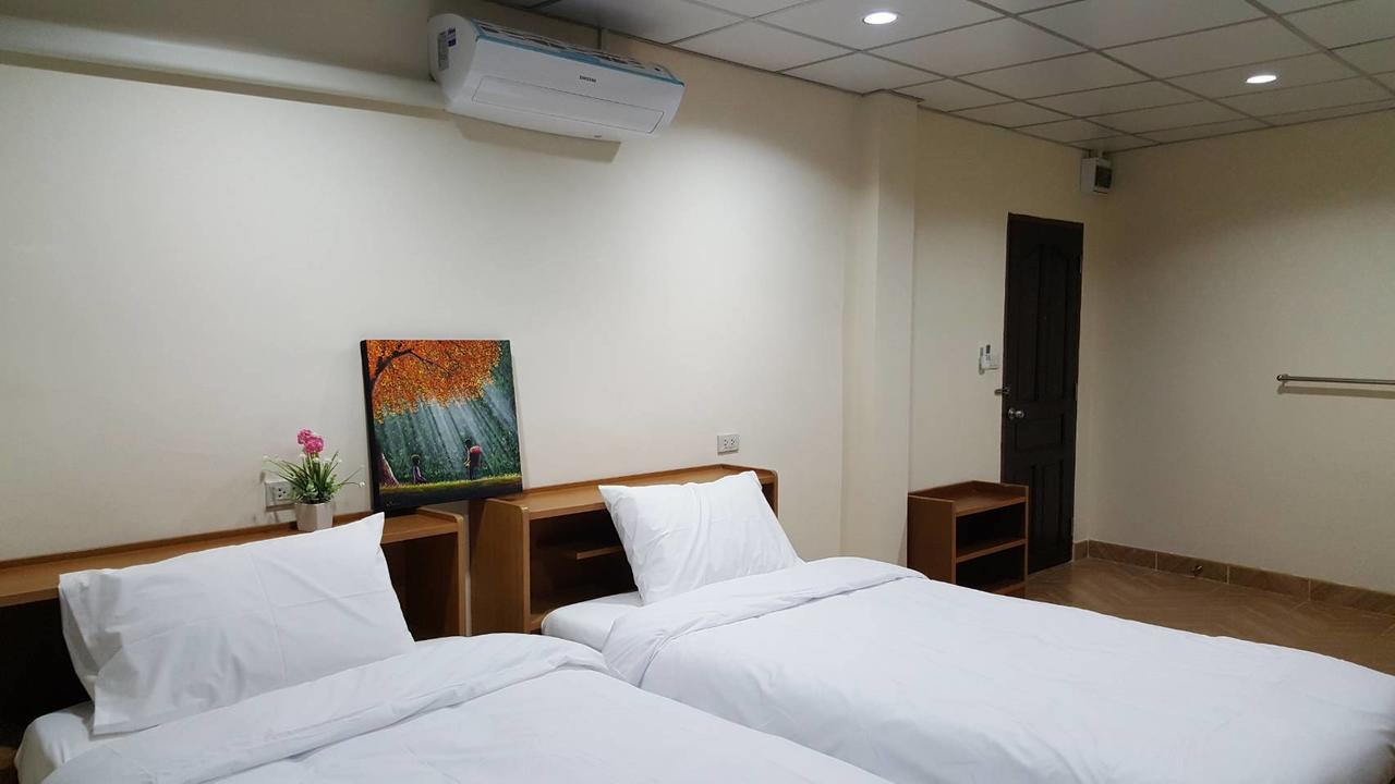Double D Rooms & Cafe Bangkok Buitenkant foto